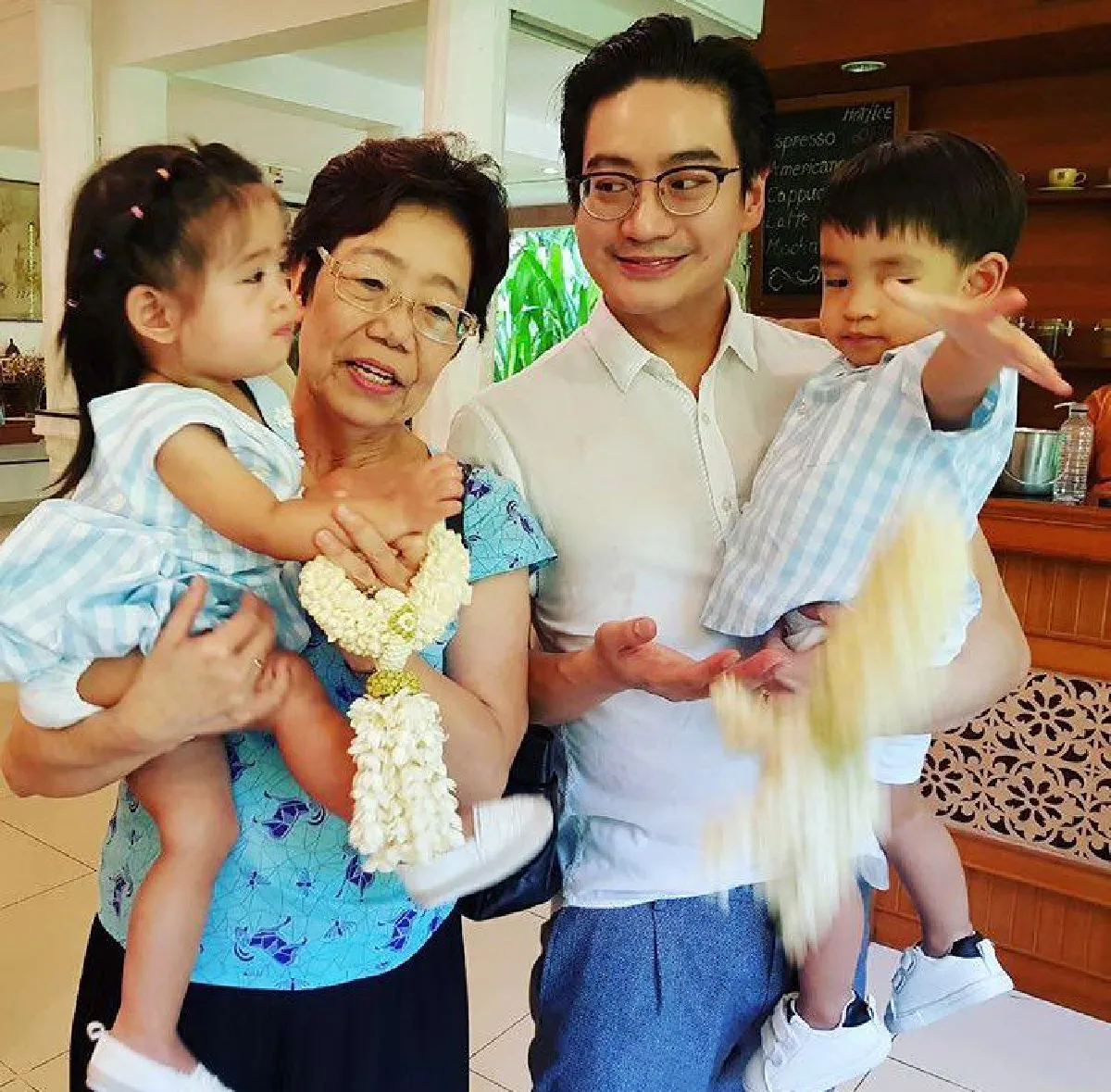 ภาพน่ารัก! หมอโอ๊ค-โอปอล์ พาลูกแฝดมอบพวงมาลัยให้คุณย่า