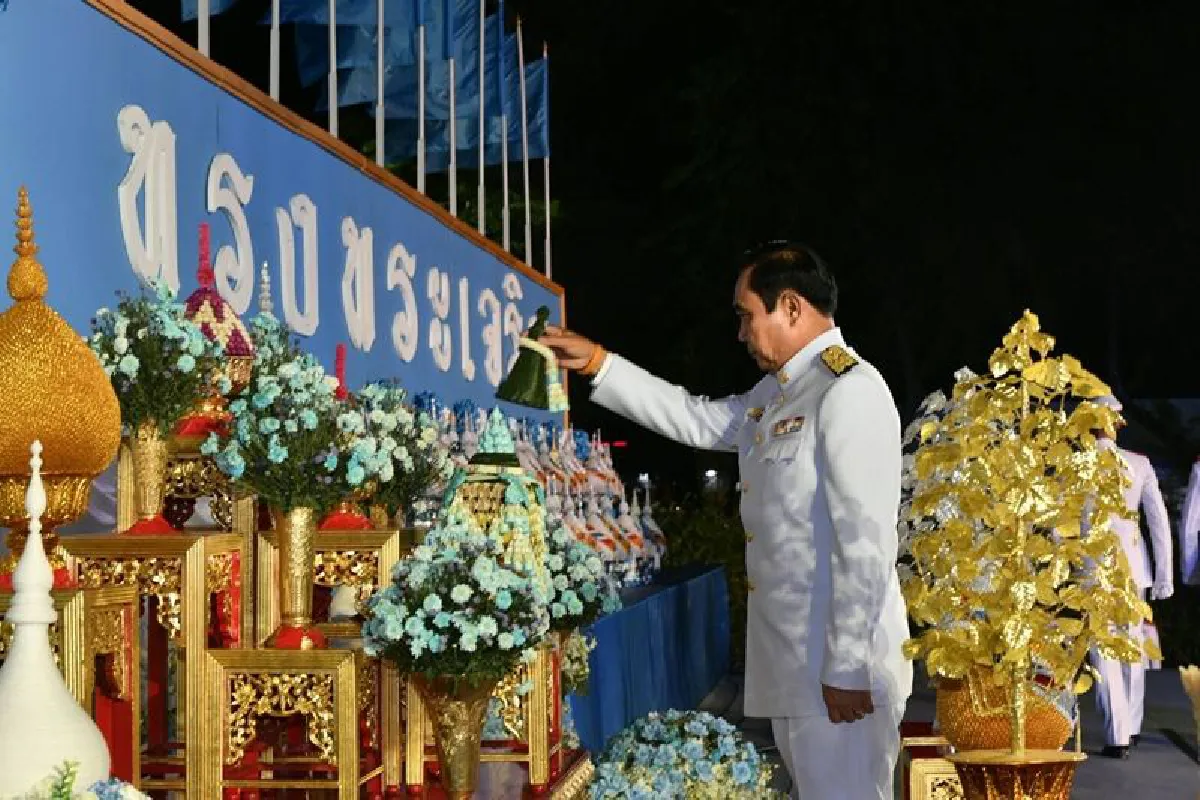 นายกฯนำจุดเทียนถวายพระพรวันเฉลิมพระชนมพรรษา