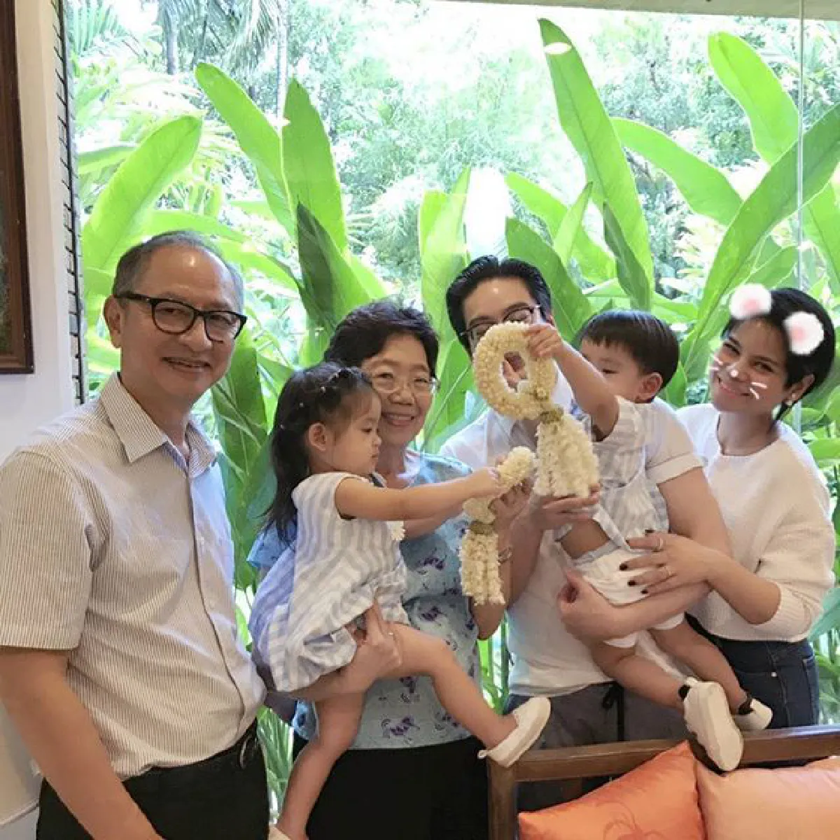 ภาพน่ารัก! หมอโอ๊ค-โอปอล์ พาลูกแฝดมอบพวงมาลัยให้คุณย่า