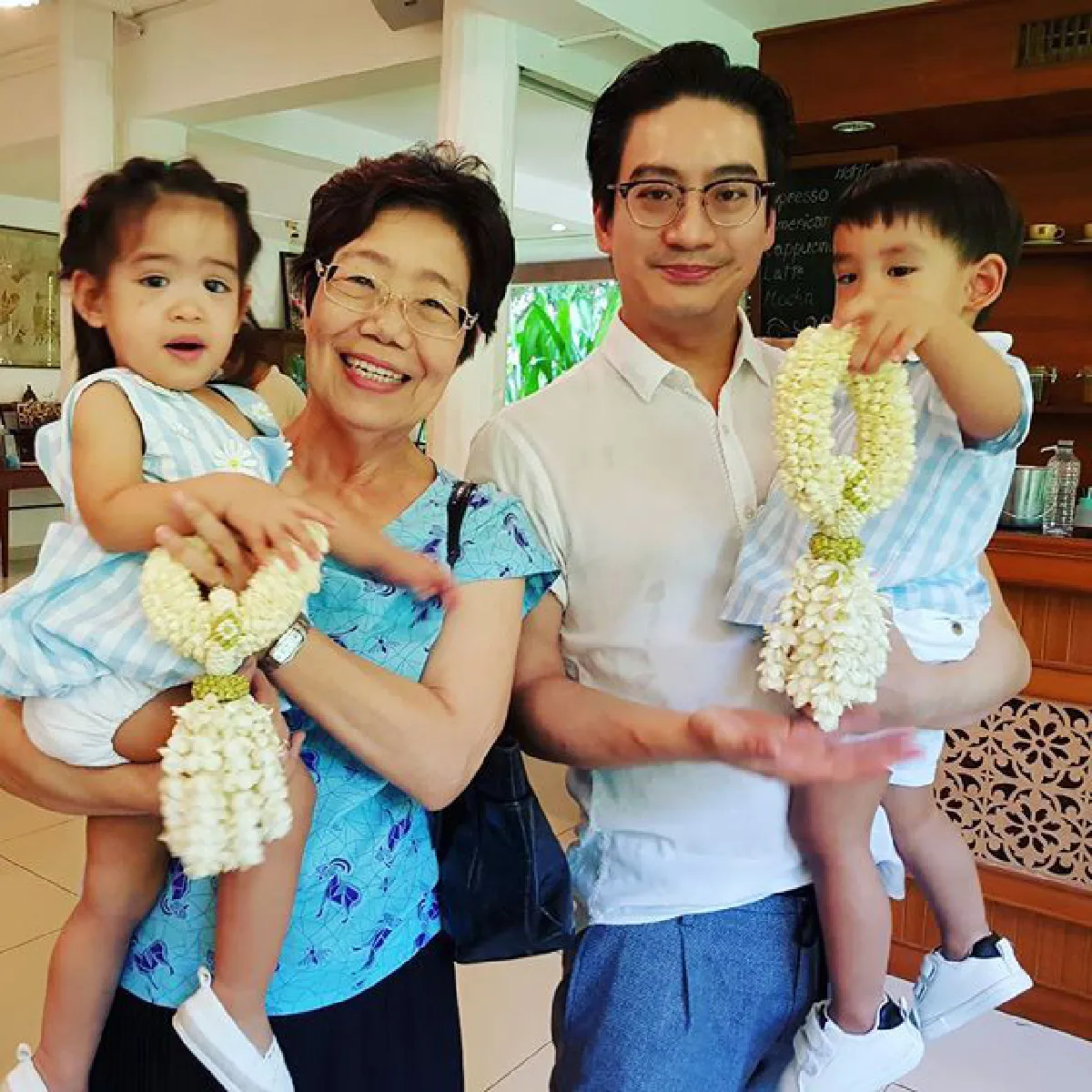 ภาพน่ารัก! หมอโอ๊ค-โอปอล์ พาลูกแฝดมอบพวงมาลัยให้คุณย่า