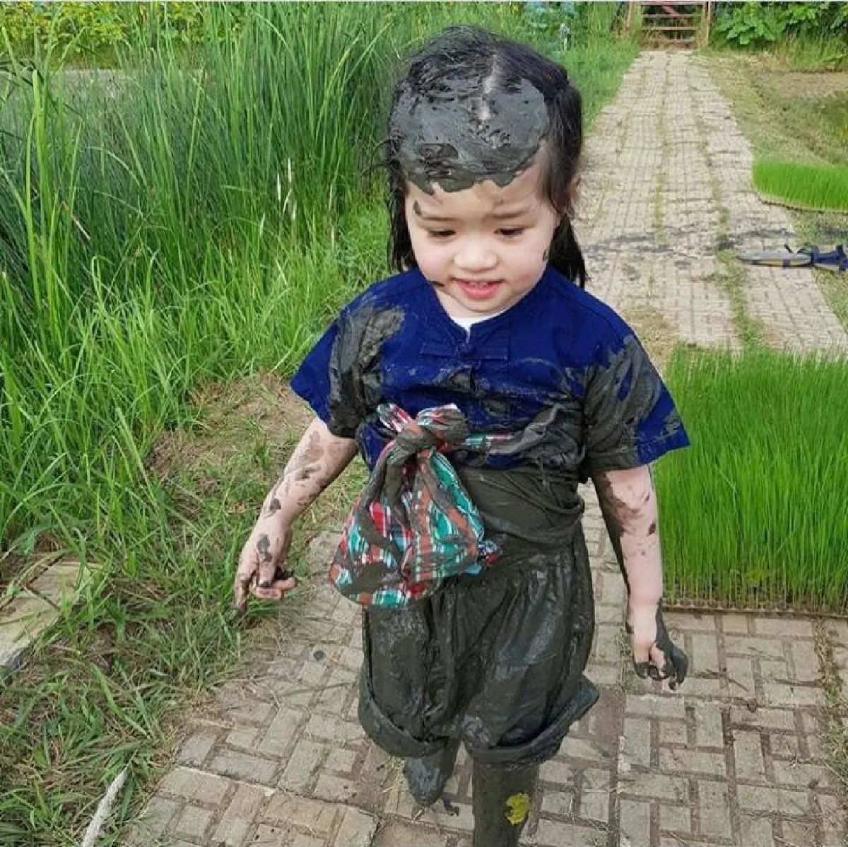 ตั๊ก บริบูรณ์ พา น้องบีลีฟ ดำนาสอนให้รู้จักคุณค่าของข้าว