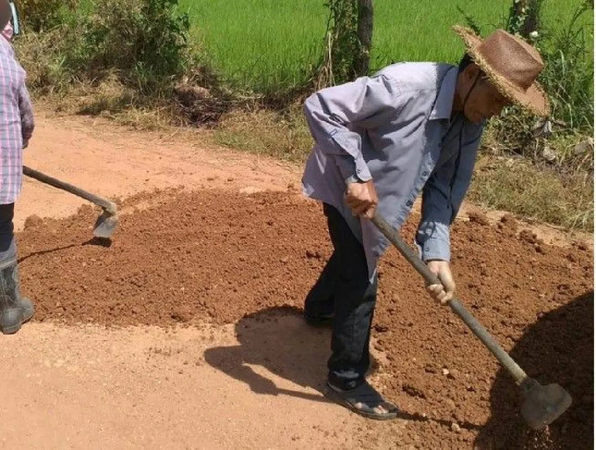 ชาวบ้านสระเเก้ว รองบประมาณไม่ไหว ลงขันร่วมบริจาคซ่อมแซมถนนเอง