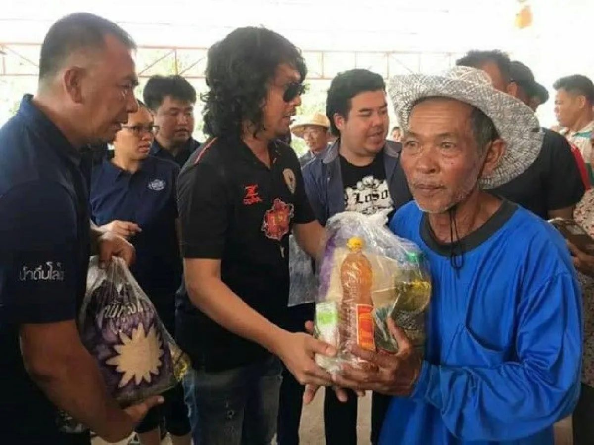 น้ำใจงาม "เสก โลโซ" เเจกสิ่งของ-อาหาร ช่วยเหลือชาวร้อยเอ็ดประสบภัยน้ำท่วม