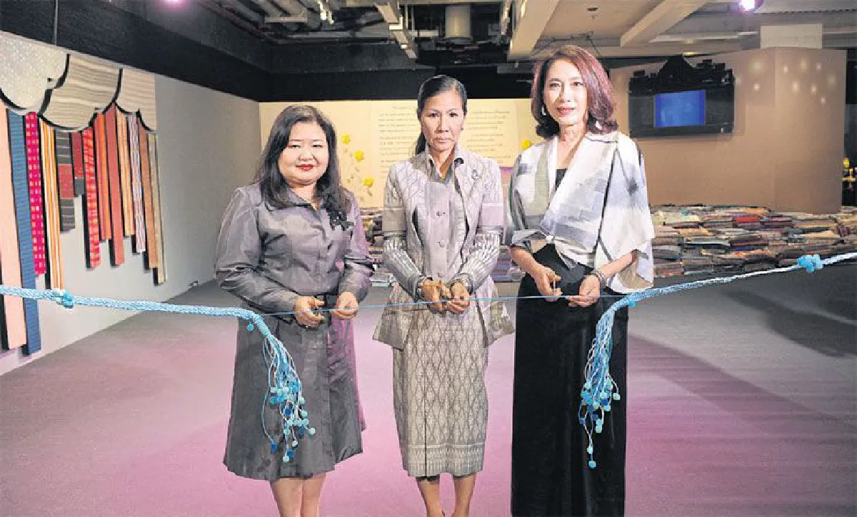 นิทรรศการ 'จากขุนเขา สู่...ศิลปาชีพ 70 ปี ฟ้าในเฟรม' ใต้ร่มพระบารมี
