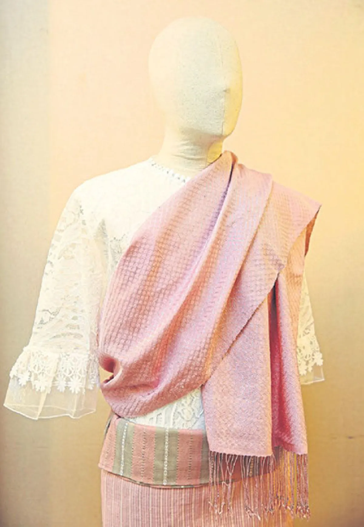 ผ้าผืนใหม่เมืองอุบลฯ 'ผ้ากลีบบัว' เปิดตัวสีชมพูหวาน