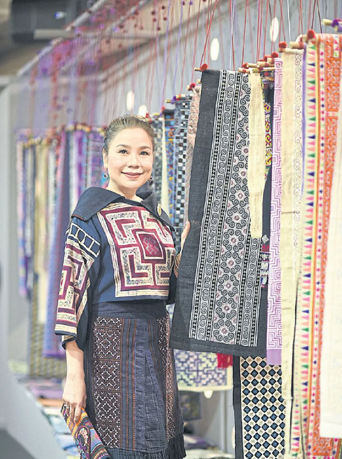 นิทรรศการ 'จากขุนเขา สู่...ศิลปาชีพ 70 ปี ฟ้าในเฟรม' ใต้ร่มพระบารมี