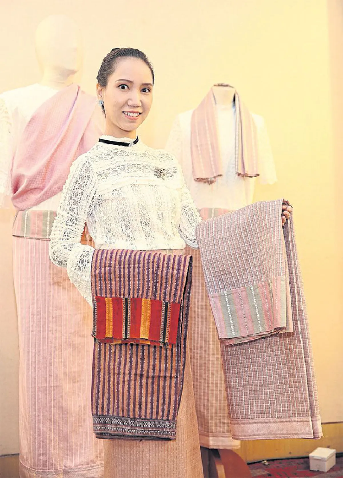 ผ้าผืนใหม่เมืองอุบลฯ 'ผ้ากลีบบัว' เปิดตัวสีชมพูหวาน