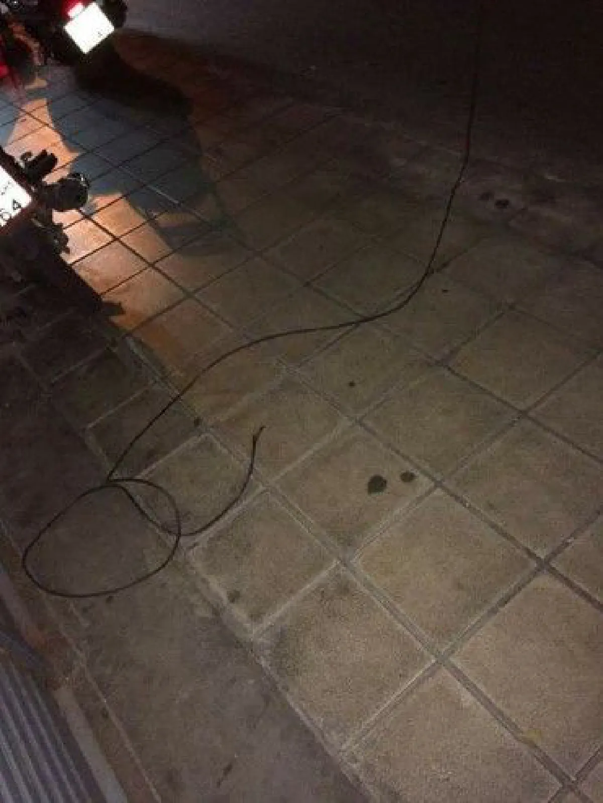 หนุ่มขับจยย.เจอสายไฟชำรุดเกี่ยวล้มคว่ำ รถหลังเหยียบซ้ำ "ปอดเเตก-ตับฉีก" รอดตายหวุดหวิด