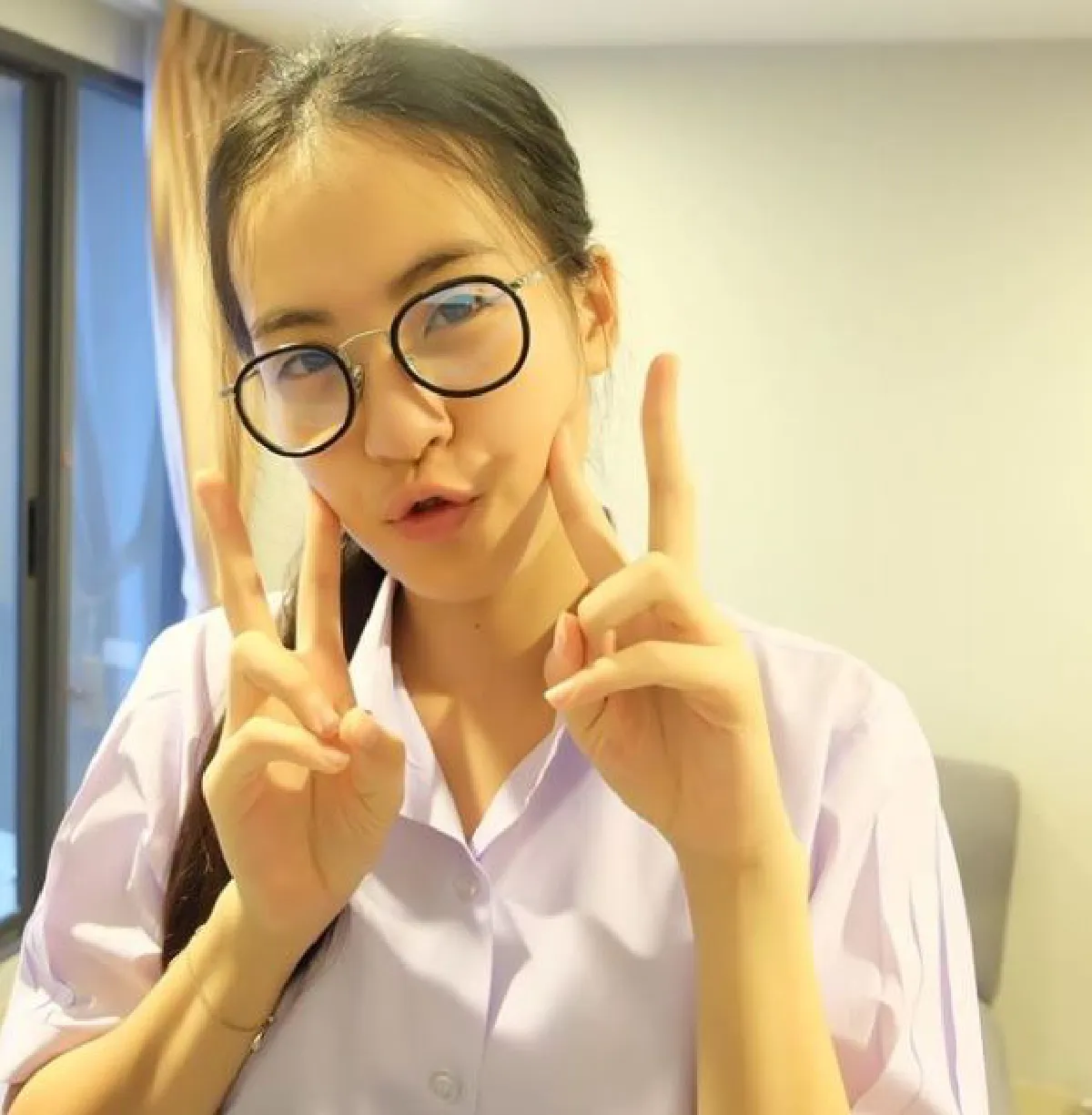 ลิลลี่ เดอะเฟซ-บี น้ำทิพย์ แต่งสวยแพ็คคู่เปิดตัวหนัง "เพื่อน..ที่ระลึก"