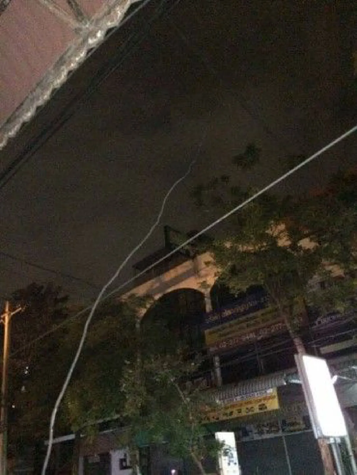 หนุ่มขับจยย.เจอสายไฟชำรุดเกี่ยวล้มคว่ำ รถหลังเหยียบซ้ำ "ปอดเเตก-ตับฉีก" รอดตายหวุดหวิด