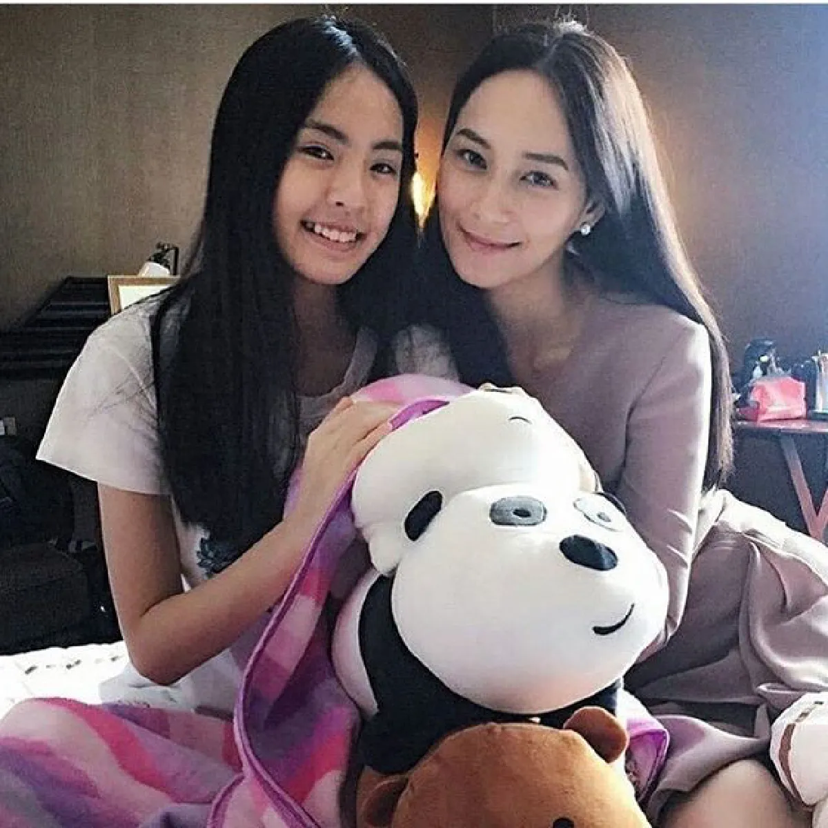 ลิลลี่ เดอะเฟซ-บี น้ำทิพย์ แต่งสวยแพ็คคู่เปิดตัวหนัง "เพื่อน..ที่ระลึก"