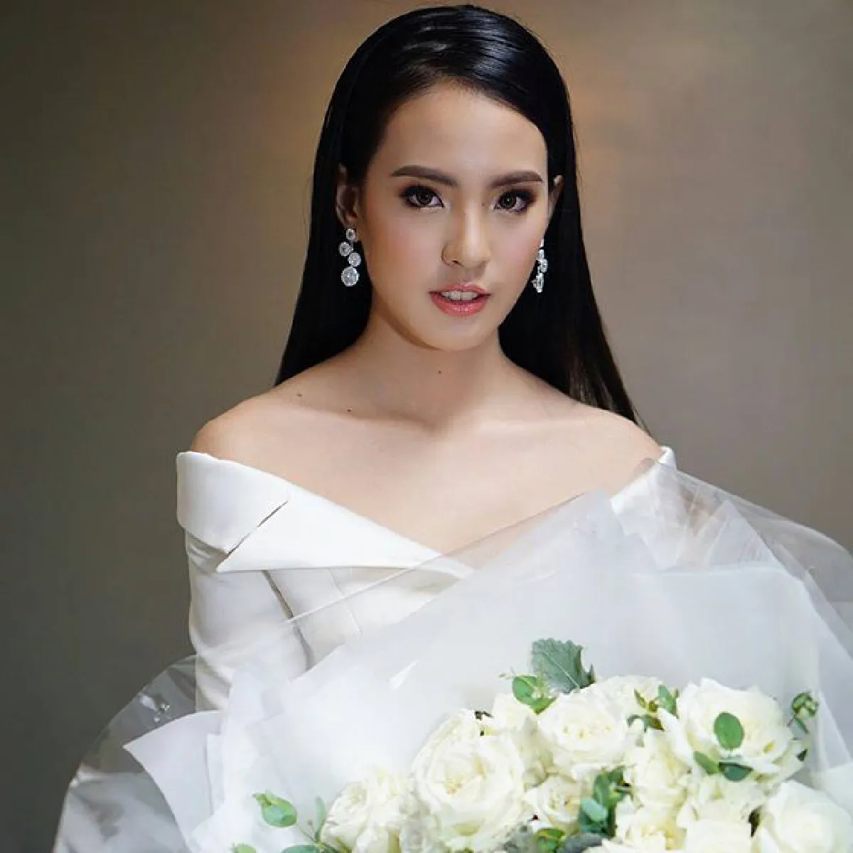 ลิลลี่ เดอะเฟซ-บี น้ำทิพย์ แต่งสวยแพ็คคู่เปิดตัวหนัง "เพื่อน..ที่ระลึก"