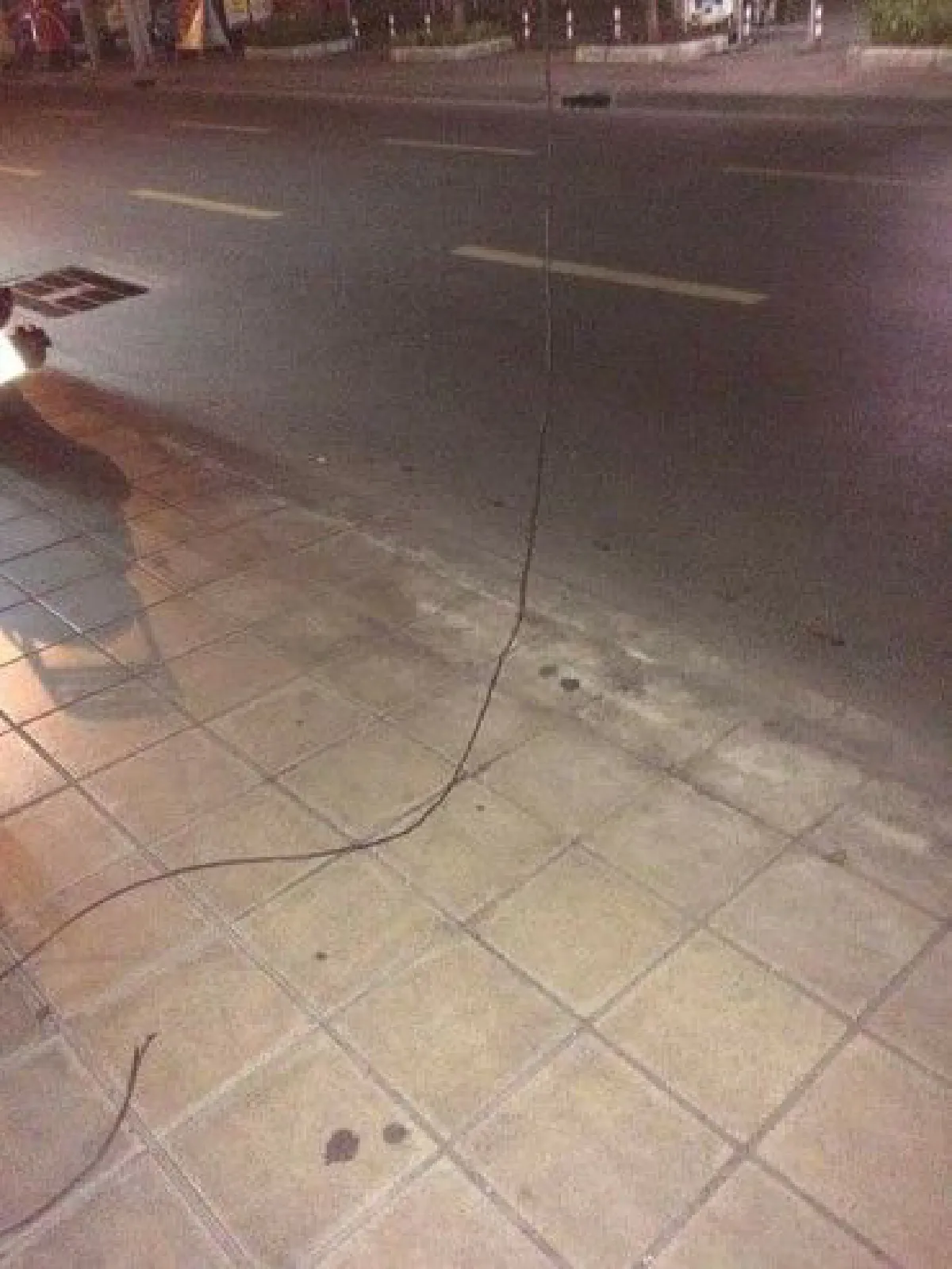 หนุ่มขับจยย.เจอสายไฟชำรุดเกี่ยวล้มคว่ำ รถหลังเหยียบซ้ำ "ปอดเเตก-ตับฉีก" รอดตายหวุดหวิด