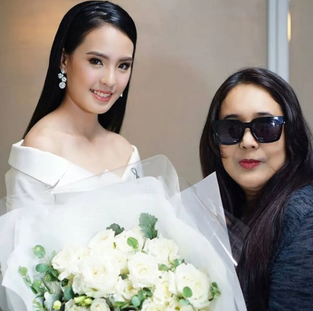 ลิลลี่ เดอะเฟซ-บี น้ำทิพย์ แต่งสวยแพ็คคู่เปิดตัวหนัง "เพื่อน..ที่ระลึก"