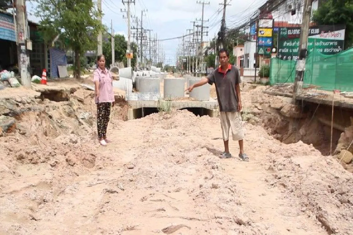 ชาวบ้านปลูกกล้วยประท้วง หลังถนนสร้างนาน3ปียังไม่เสร็จ