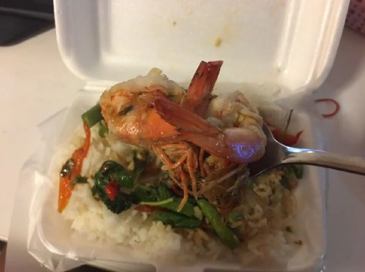 หนุ่มบ่นอุบติดตลก! สั่งข้าวกะเพรากุ้ง 50 บาท ได้กุ้ง 2 ตัว ไม่มีถั่วกุ้งคงเหงามาก