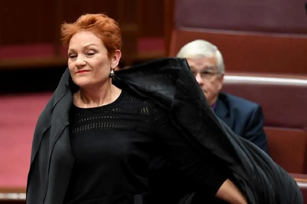 วิจารณ์ยับ! นักการเมืองขวาจัดออสซี่ สวมผ้าคลุมผมล้อเลียนมุสลิม