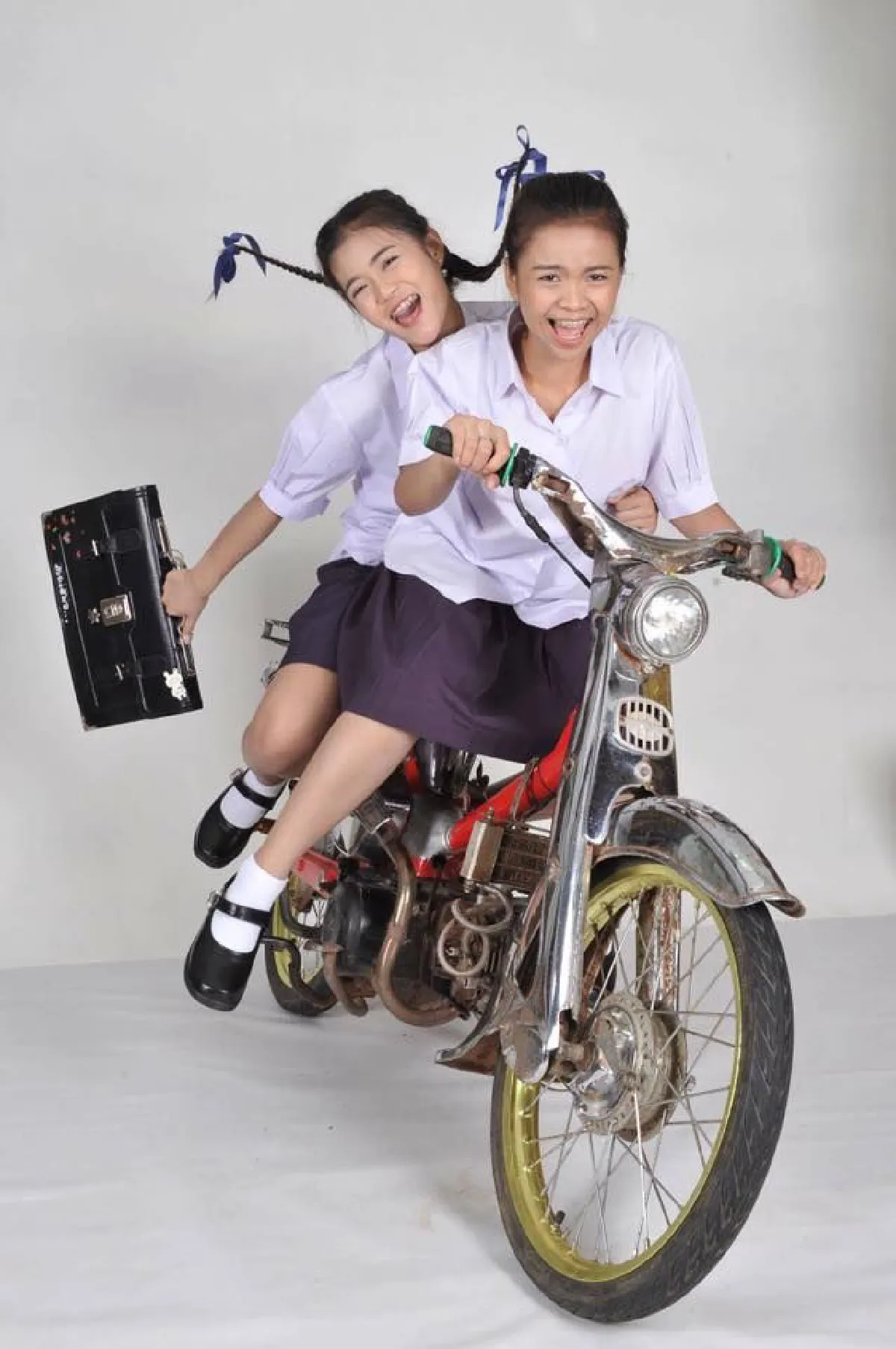 ส่องเบื้องหลัง ลำไย ไหทองคำ ถ่ายโปสเตอร์หนัง "ผู้สาวขาเลาะ"