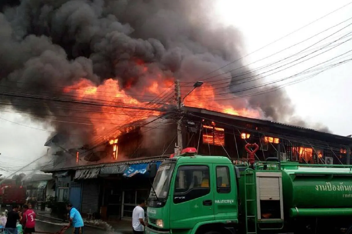 ไฟไหม้ชุมชนตลาดเก่าท่าเกวียนเผาวอด7คูหา