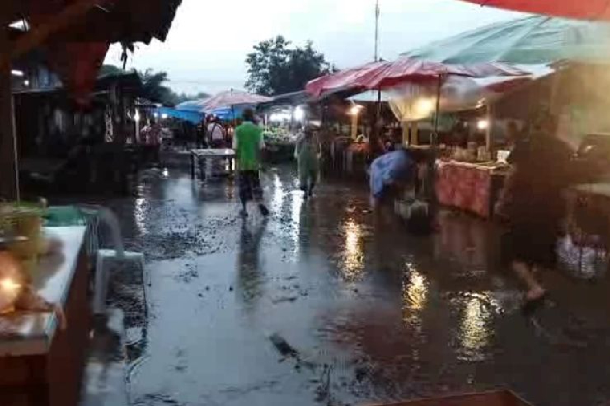 ตราดฝนตกหนักนายอำเภอบ่อไร่สั่งเฝ้าระวัง24ชม. ตราดฝนตกหนักนายอำเภอบ่อไร่สั่งเฝ้าระวัง24ชม.