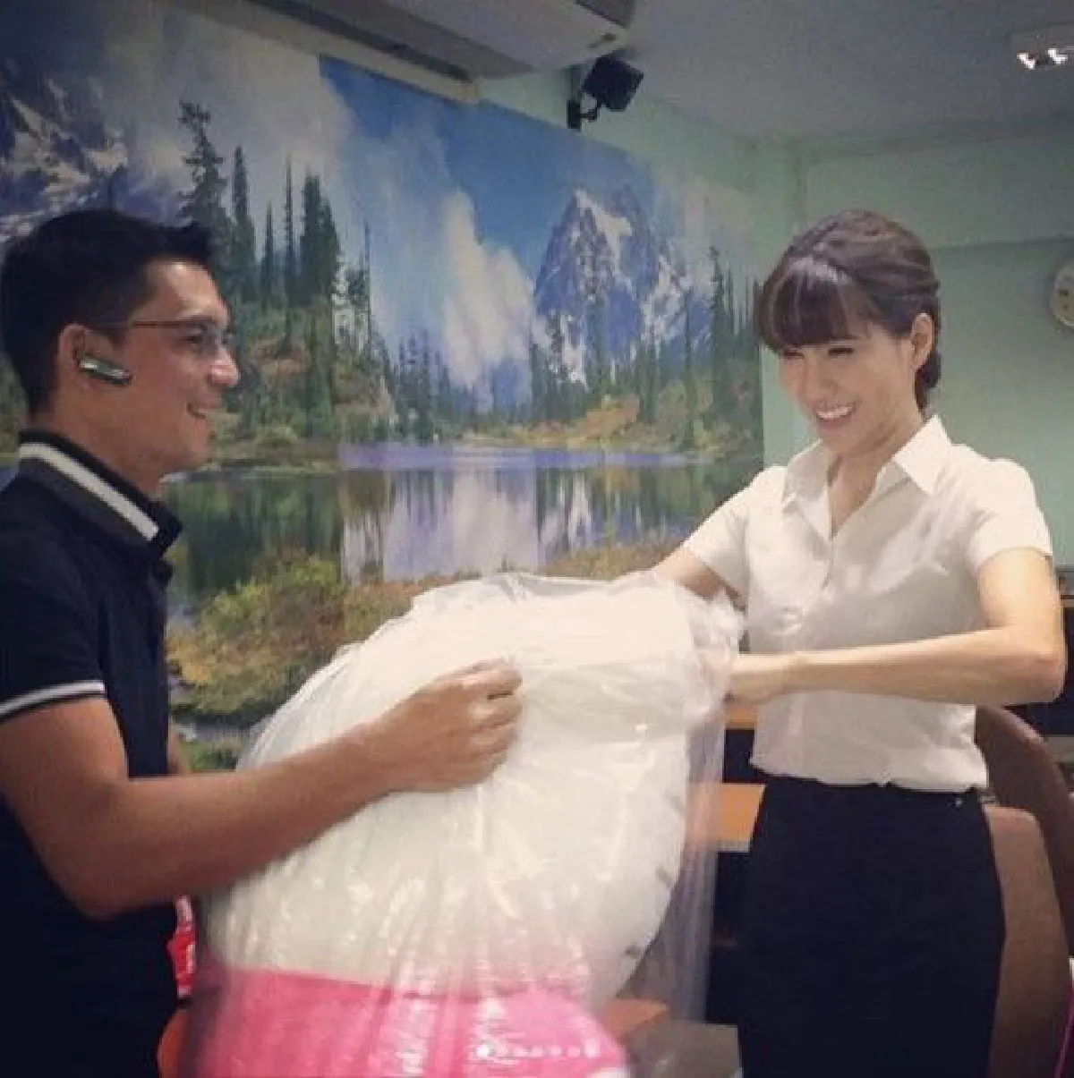 "แก้ว อภิรดี" จบปริญญาเอกแล้ว เสธ.ต๊อดโชว์หวาน หอบตุ๊กตาคิตตี้เซอร์ไพรส์