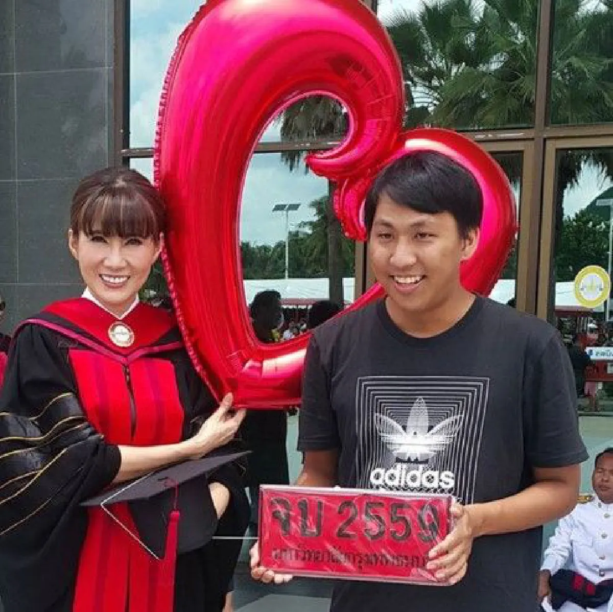 "แก้ว อภิรดี" จบปริญญาเอกแล้ว เสธ.ต๊อดโชว์หวาน หอบตุ๊กตาคิตตี้เซอร์ไพรส์