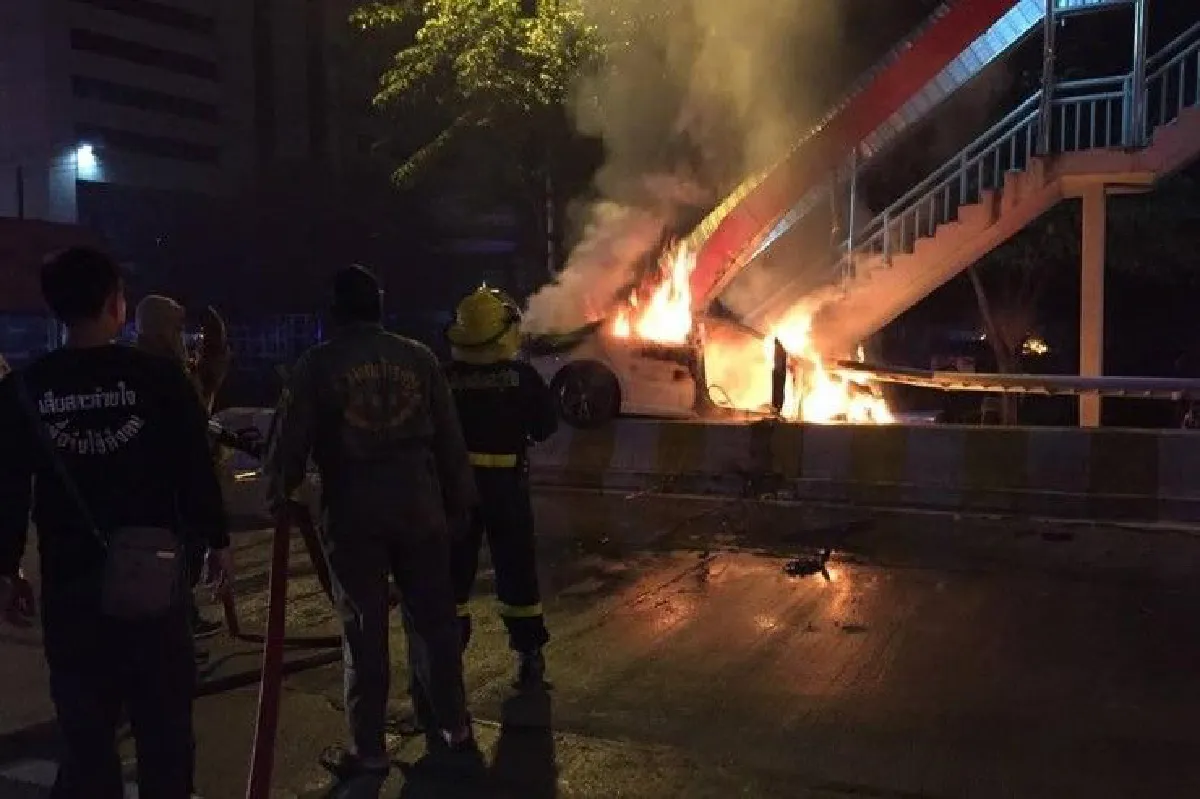 เบนซ์เสยขอบทางไฟลุกท่วมริมถนนวิภาวดี คนขับเจ็บ