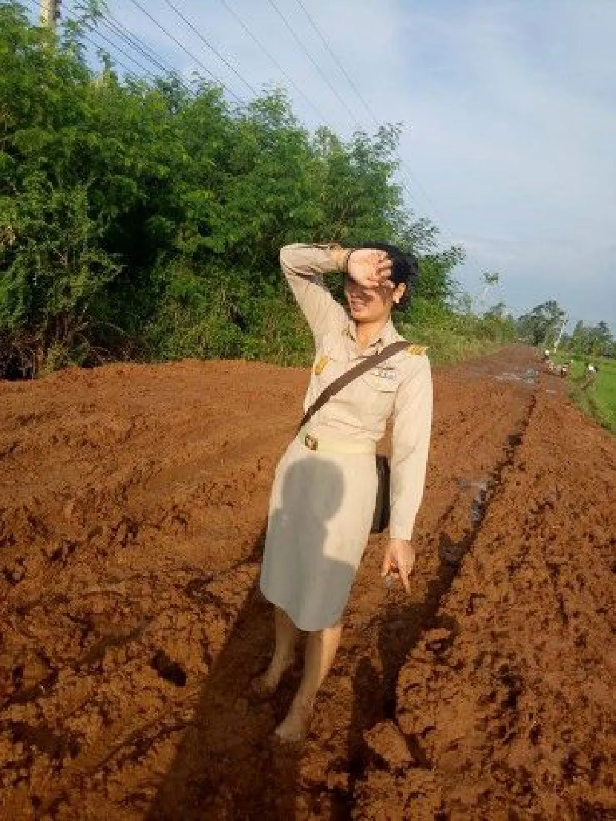 ชีวิตครูภูธร! ครูสาวเดินเท้าเปล่า ฝ่าถนนลูกรังสภาพเละเทะไปสอนหนังสือเด็ก