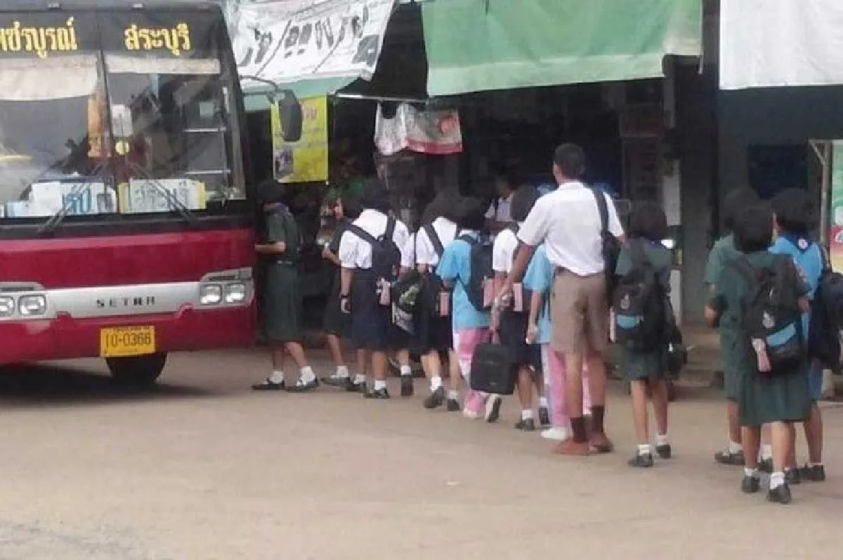 วินัยเยี่ยม!! สังคมชื่นชมนร.โรงเรียนหนองไผ่ต่อแถวขึ้นรถอย่างเป็นระเบียบ
