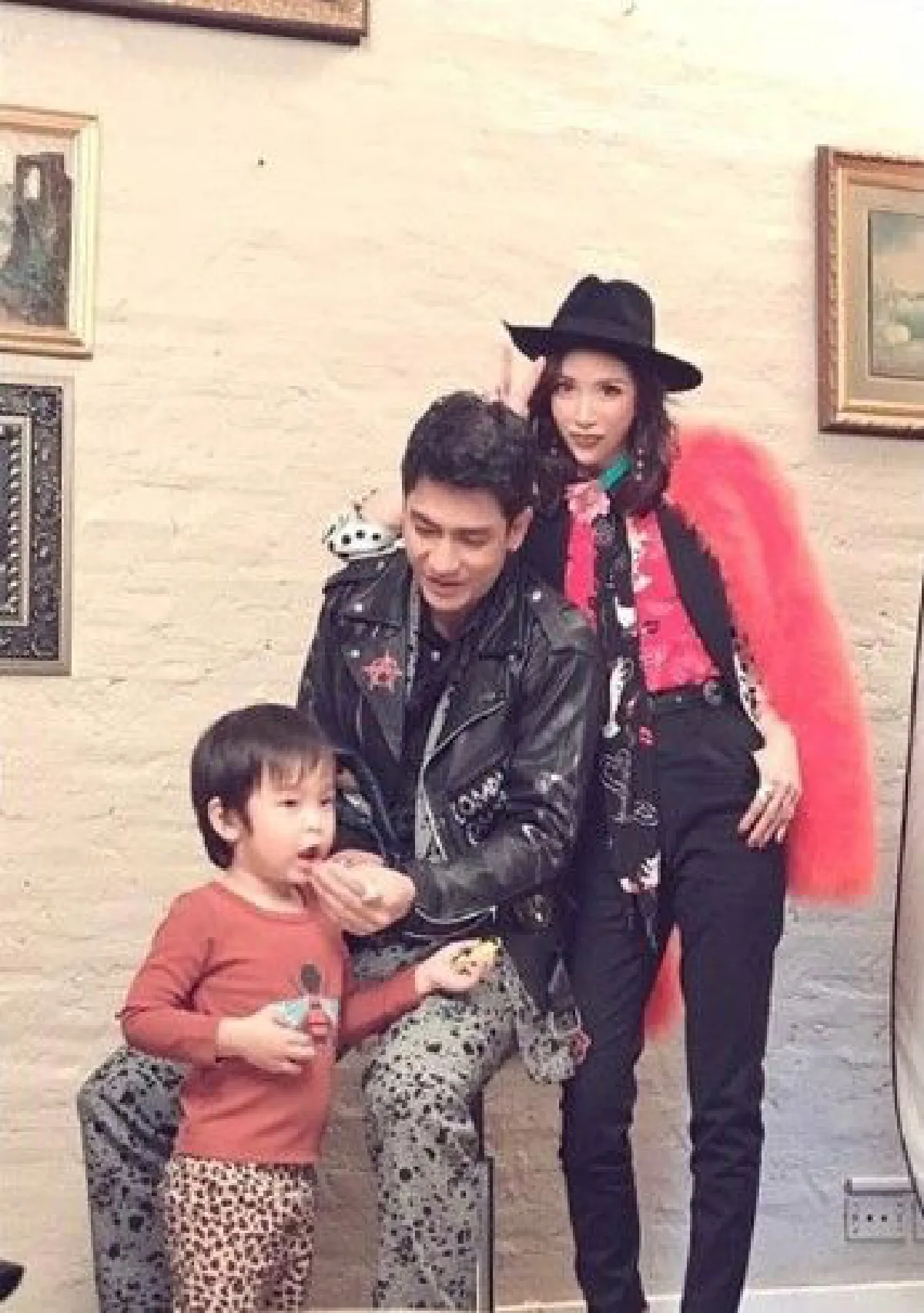 "ติ๊ก เจษฎาภรณ์-พีช สิตมน" สุดปลื้มได้ลูกชายคนที่ 2 เเล้ว