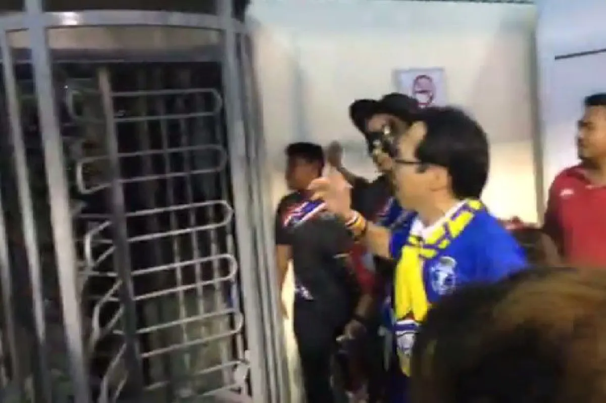 แฟนบอลโวยเจ้าภาพมาเลเซียไม่ให้ออกจากสนามไปซื้อน้ำดื่ม