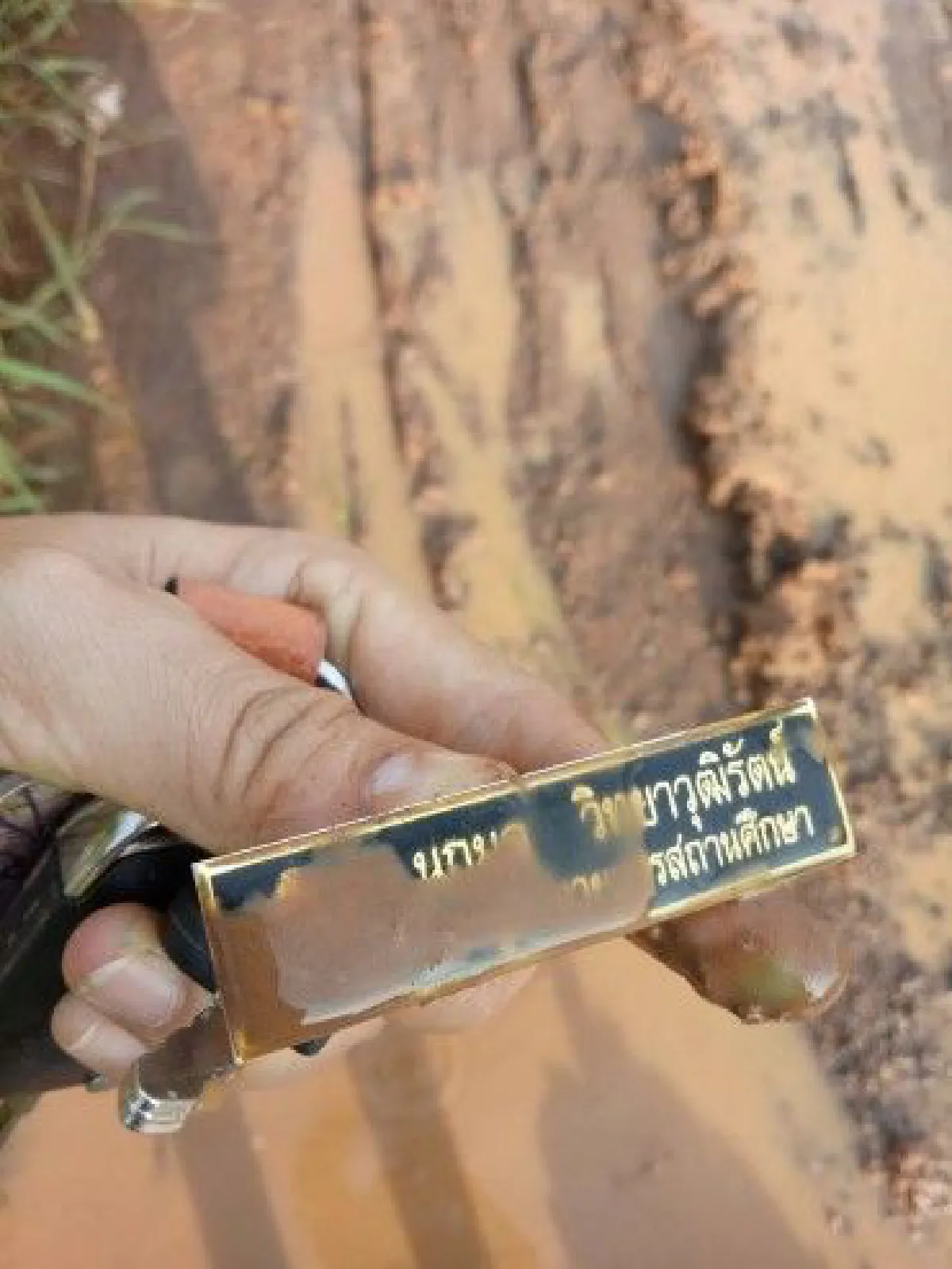 ชีวิตครูภูธร! ครูสาวเดินเท้าเปล่า ฝ่าถนนลูกรังสภาพเละเทะไปสอนหนังสือเด็ก