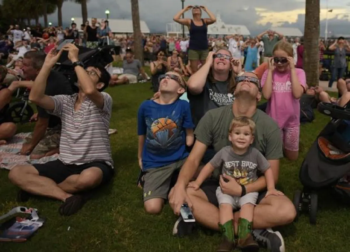 Americans in awe of total solar eclipse
