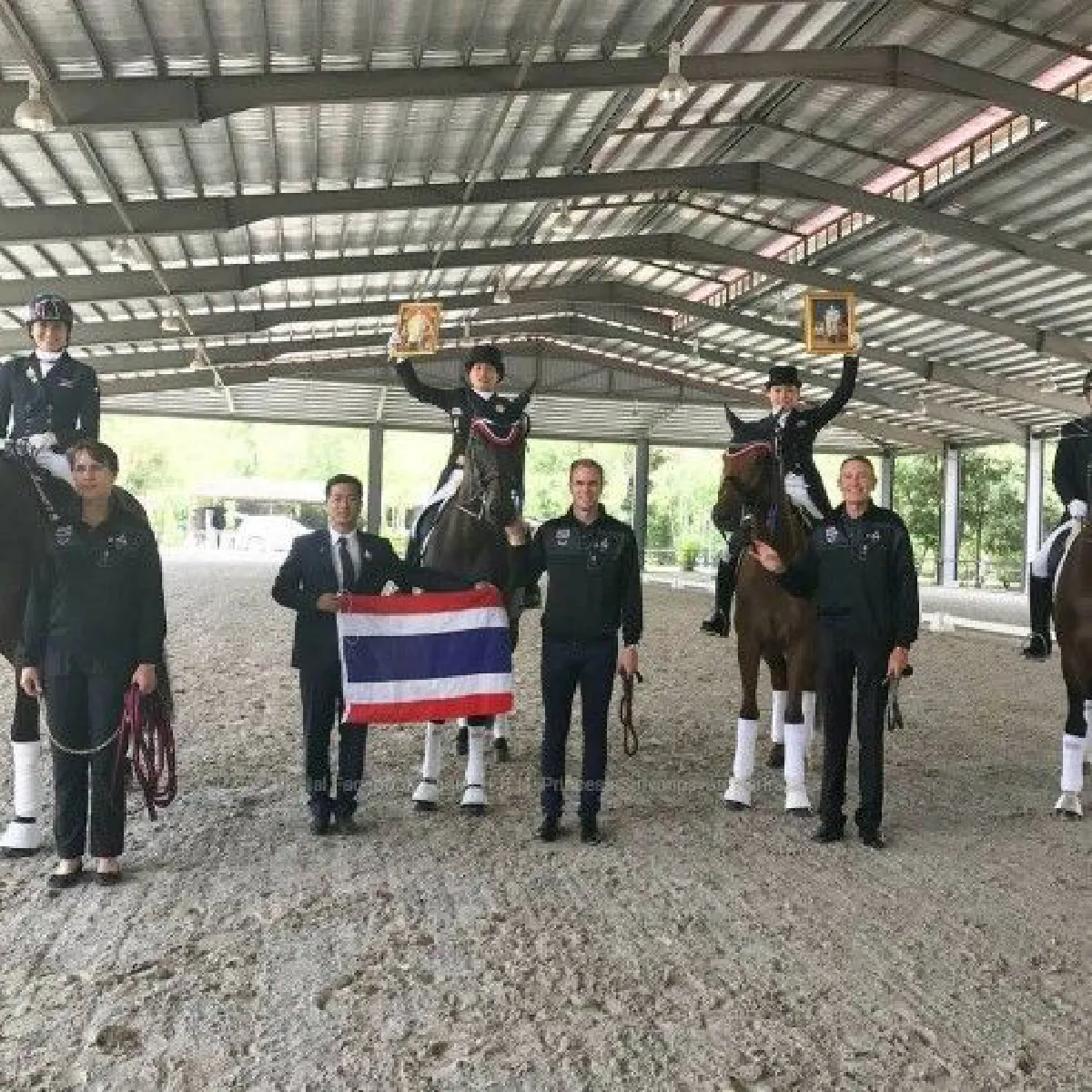 "ดีใจที่สุดคือตอนได้กอดพระบรมฉายาลักษณ์ทูลกระหม่อมปู่"