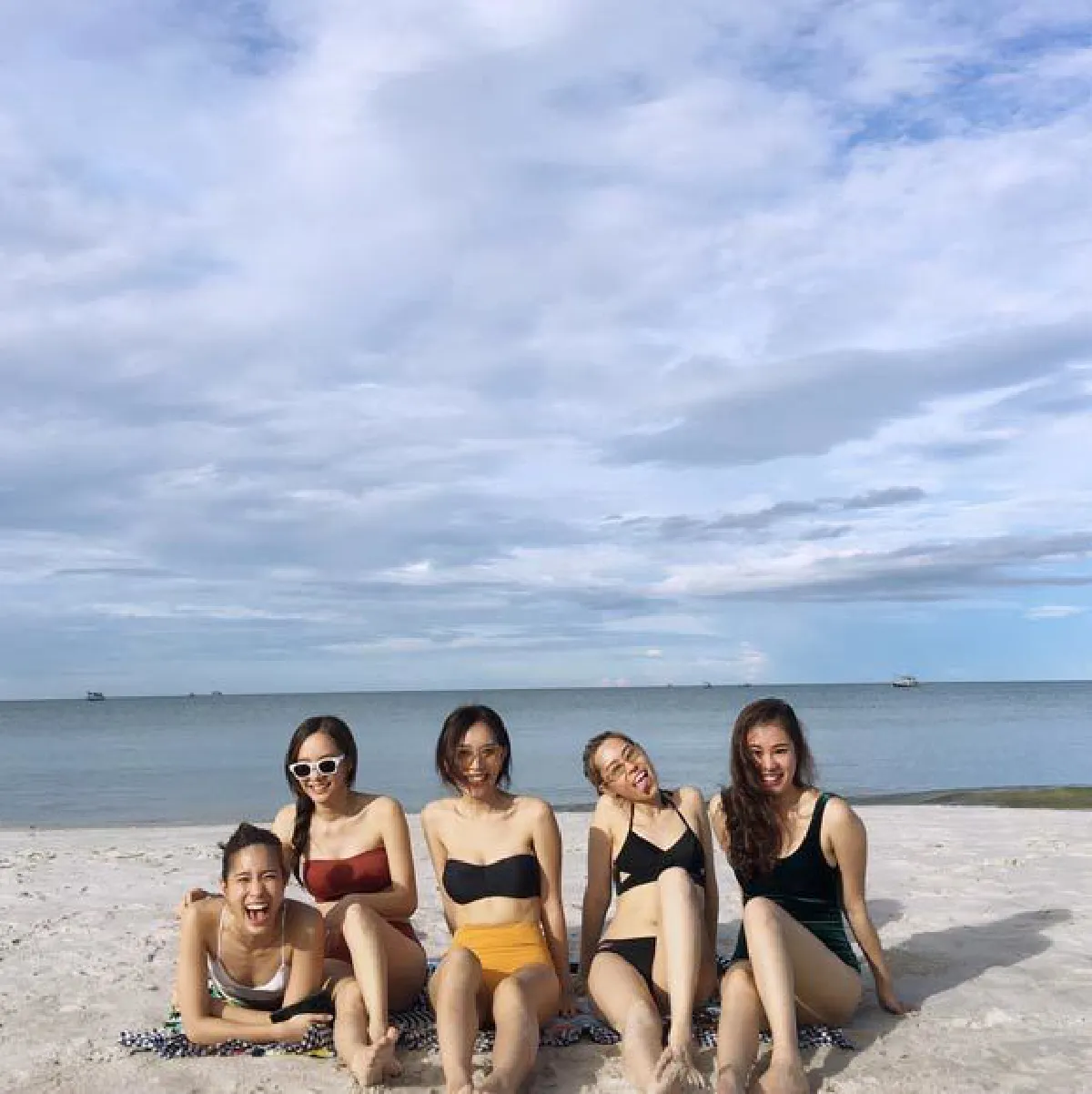 เต้ย จรินทร์พร ยกแก๊งเพื่อนซี้ อวดความเซ็กซี่ท้าแดดริมทะเล