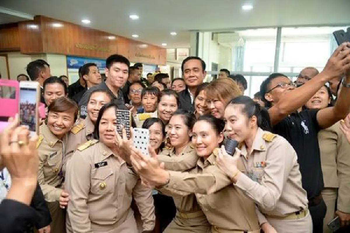 "บิ๊กตู่"ถกครม.สัญจร อารมณ์ดี ชู 3 นิ้วบอกสื่อ "เลิฟยูนะ"