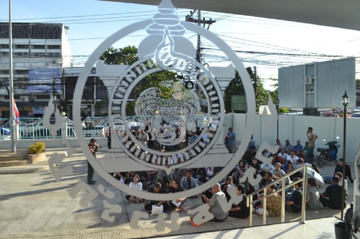 ประชาชนปักหลักรอตั้งแต่ตีสามมาจองเหรียญที่ระลึกวันที่สอง ประชาชนปักหลักรอตั้งแต่ตีสามมาจองเหรียญที่ระลึกวันที่สอง