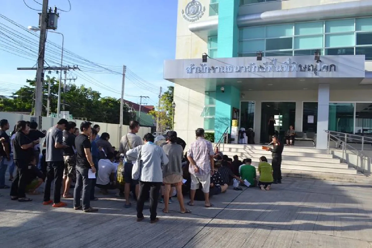 ประชาชนปักหลักรอตั้งแต่ตีสามมาจองเหรียญที่ระลึกวันที่สอง