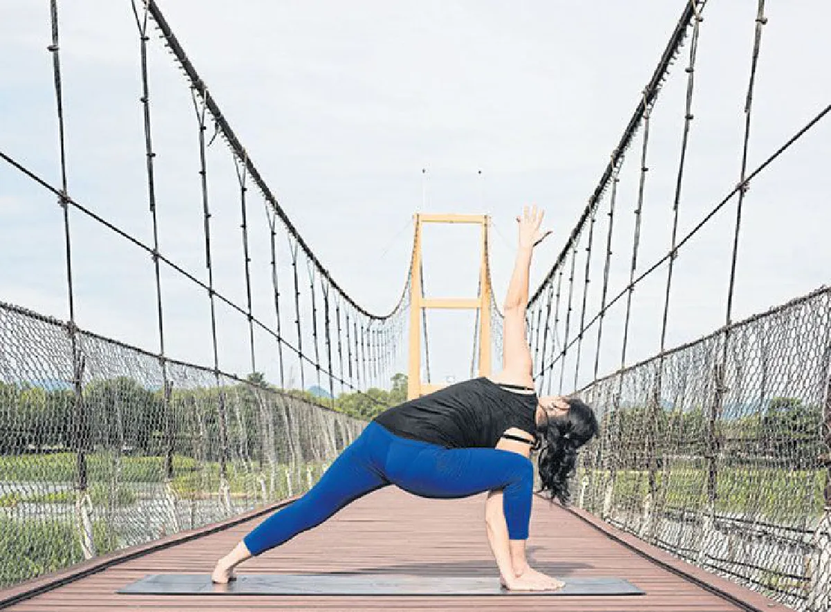 Utthita Parsvakonasana (Extended Side Angle Pose Variation)