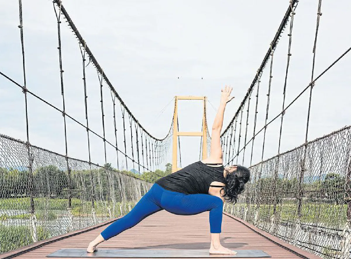 Utthita Parsvakonasana (Extended Side Angle Pose Variation)