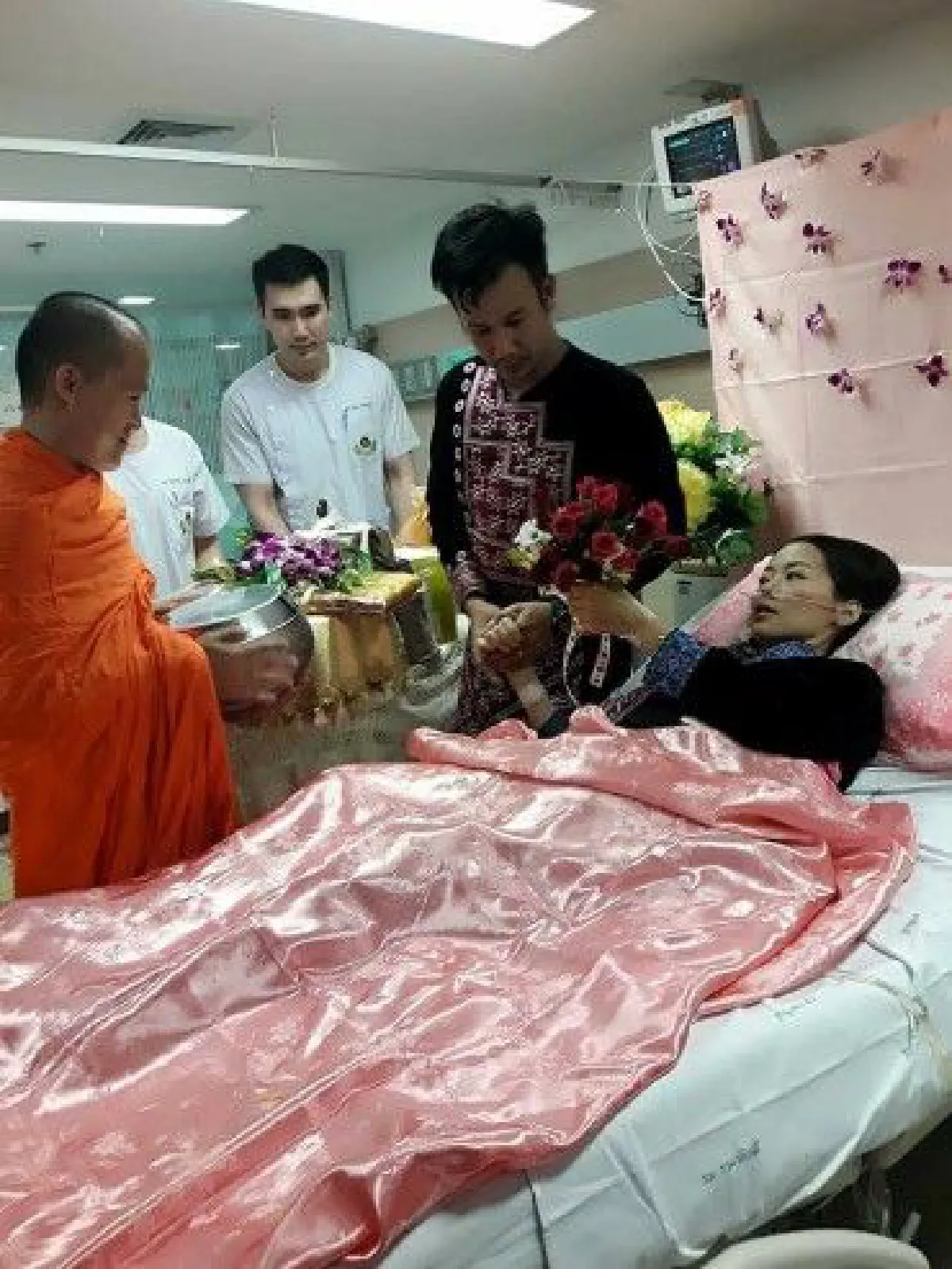 สุดซึ้ง! หนุ่มจัดงานวิวาห์บนเตียงคนไข้ หลังแฟนสาวป่วยหนัก หมอ-พยาบาลร่วมเป็นสักขีพยาน