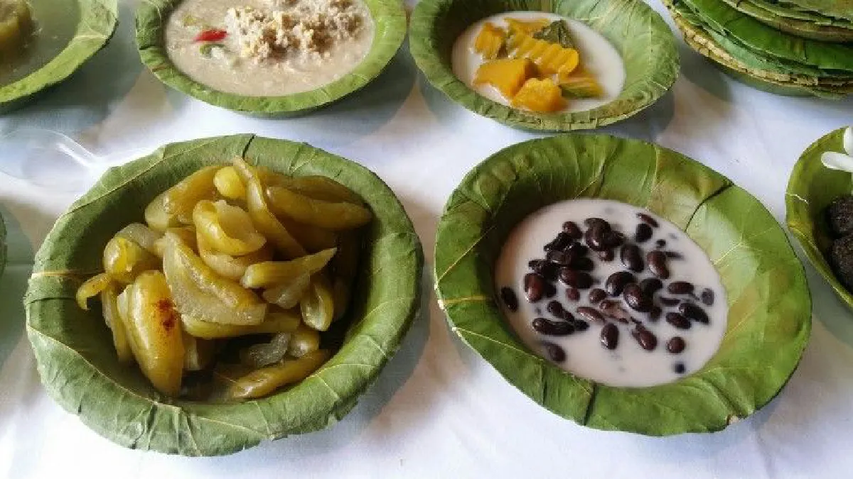 จานใบไม้น้อมใจอาลัยพ่อหลวง