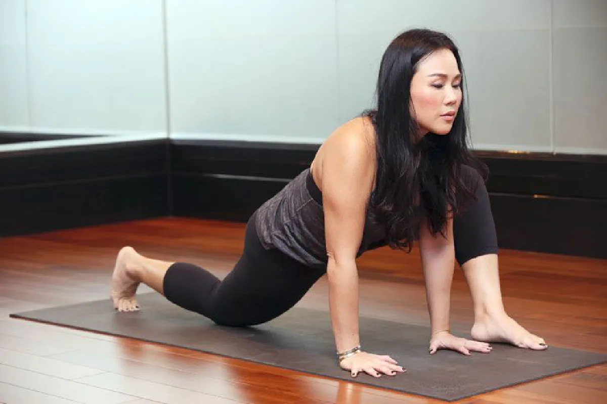 ยืดเหยียดกล้ามเนื้อด้วยโยคะ อัชทางก้า แก้ปัญหาออฟฟิศซินโดรม