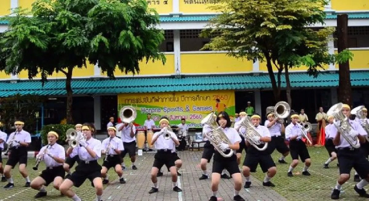 คลิปน่ารัก! นร.โรงเรียนในเชียงใหม่โชว์เป่า-เต้น ประกอบเพลง