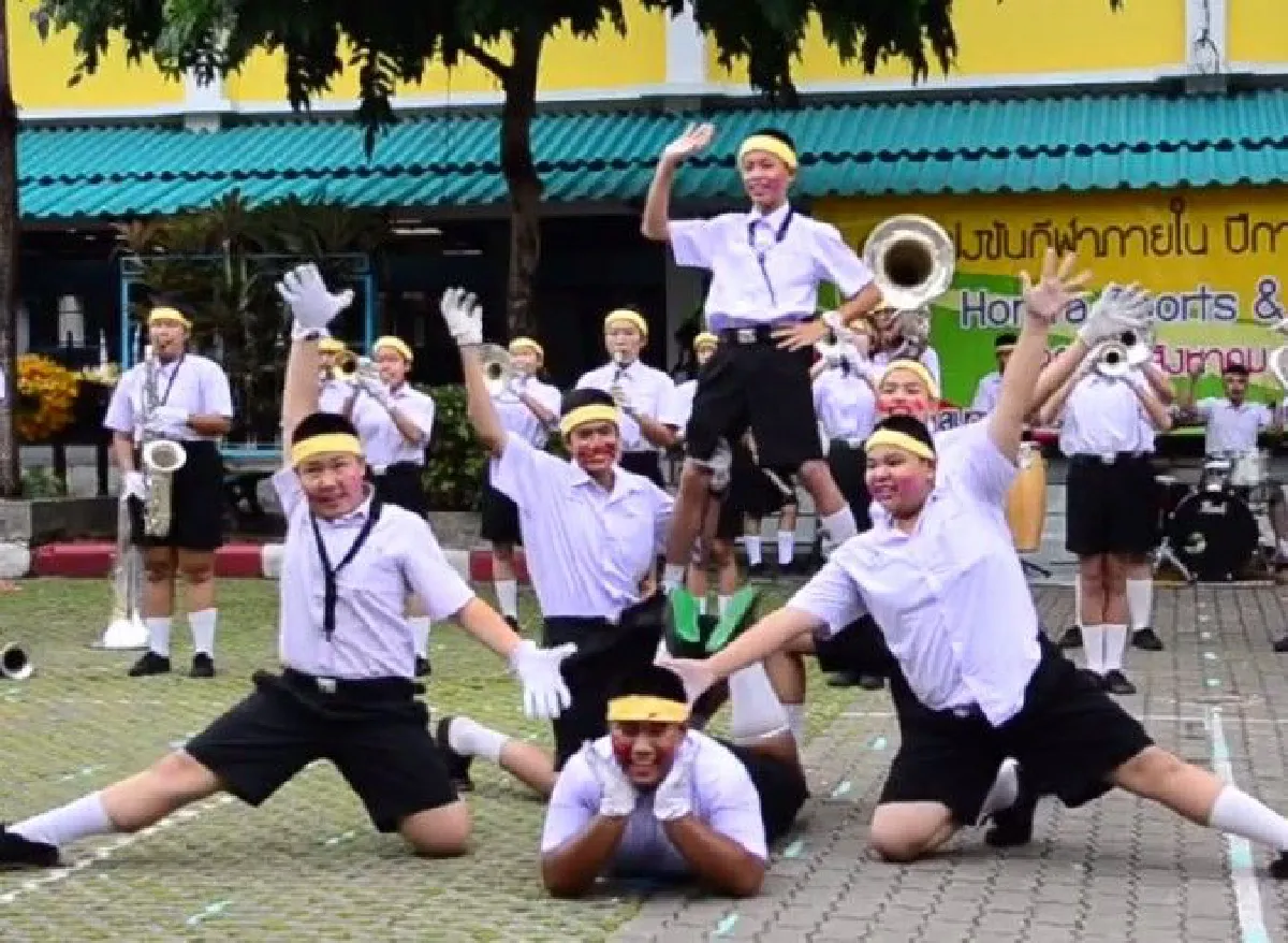 คลิปน่ารัก! นร.โรงเรียนในเชียงใหม่โชว์เป่า-เต้น ประกอบเพลง