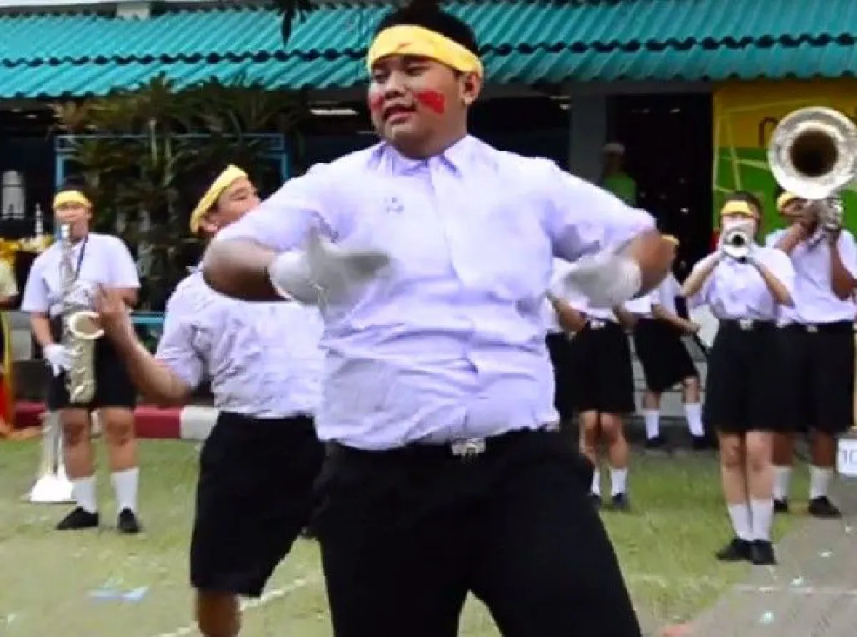 คลิปน่ารัก! นร.โรงเรียนในเชียงใหม่โชว์เป่า-เต้น ประกอบเพลง