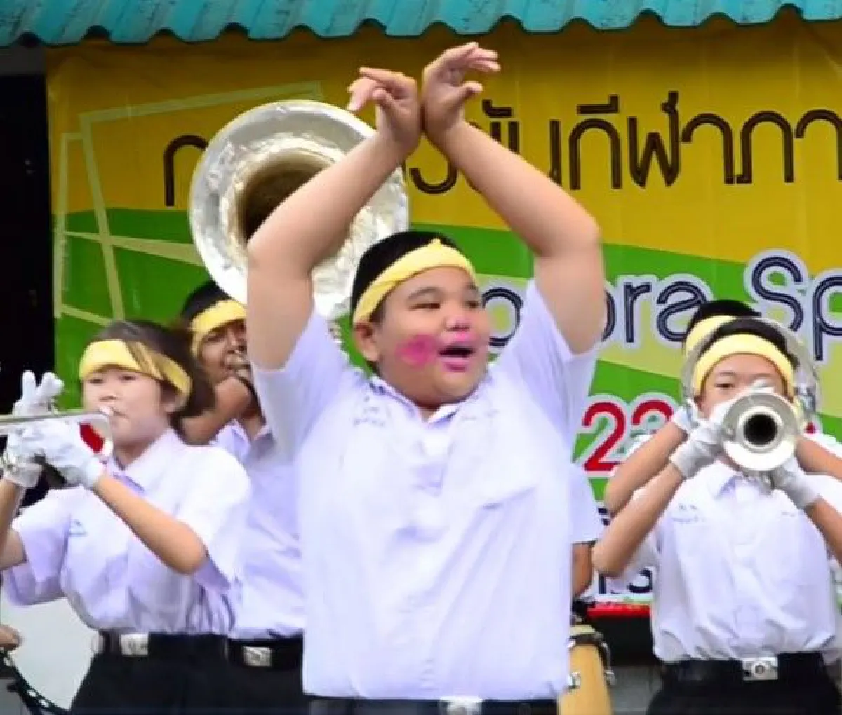 คลิปน่ารัก! นร.โรงเรียนในเชียงใหม่โชว์เป่า-เต้น ประกอบเพลง