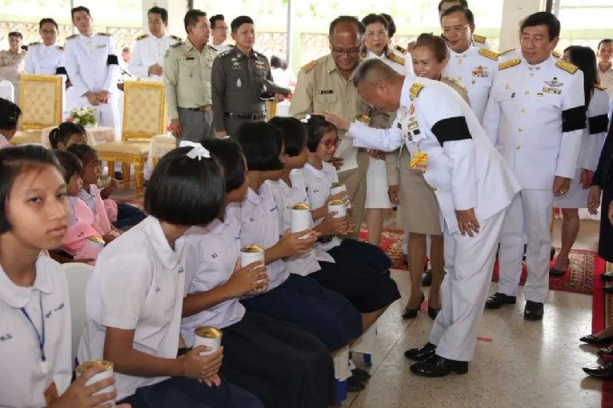 ร.10พระราชทานกระปุกออมสินให้นักเรียนในโคราช