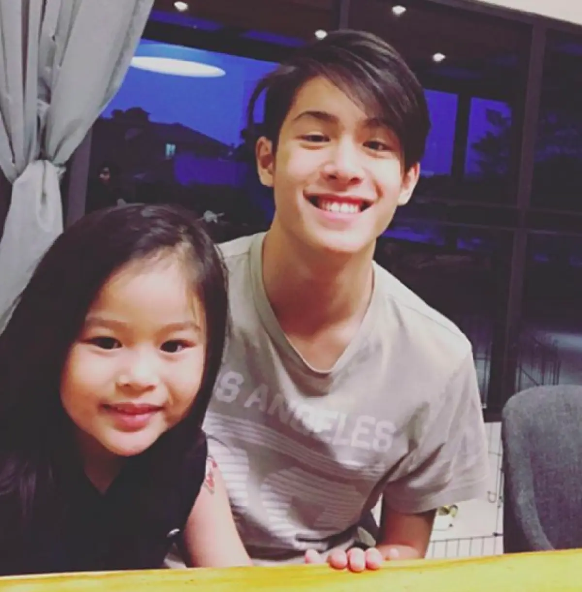 สาวๆอิจฉา! รวมภาพน่ารักของ น้องณิริน กับ 3 หนุ่มหล่อบ้านวรรธนะสิน