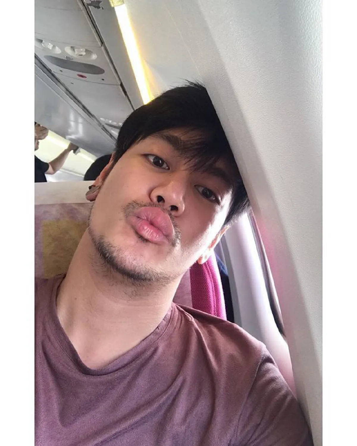 อ๊อฟ ปองศักดิ์ โพสต์ภาพจับมือแฟนหนุ่ม เปิดตัวรักครั้งใหม่